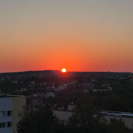 стильна нова з видом на гори та вітряки Apartment